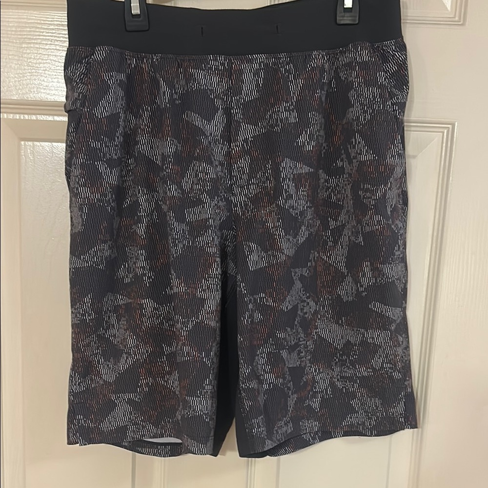 White, grey Patterned Mens lululemon T.H.E shorts 9 inches *linerless, medium